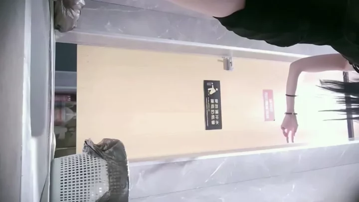 純白ドレス美女のトイレ盗撮 前後アングルで捉えた放尿シーン のスクリーンショット 1