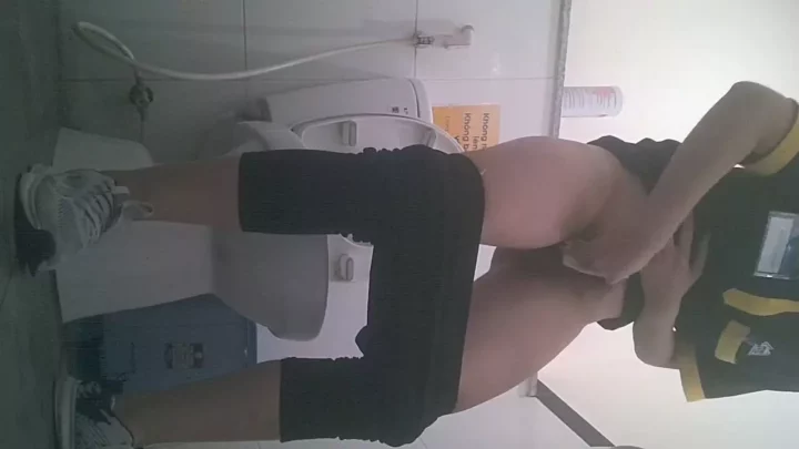 中国の公衆トイレで盗撮！大胆な覗き見映像 のスクリーンショット 9