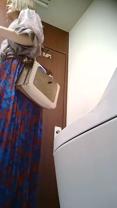 カフェのトイレでまさかの盗撮！？美人店員が用を足す決定的瞬間！ のスクリーンショット 1