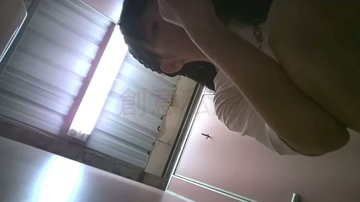 大胆不敵！中国美人のお尻が丸見え、トイレの隠し撮り のスクリーンショット 1