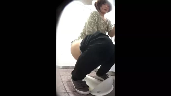【盗撮】トイレで繰り広げられる密かな行為を激写！ のスクリーンショット 1
