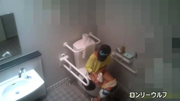 隠しカメラが捉えた！帽子美女のトイレ盗撮 のスクリーンショット 1