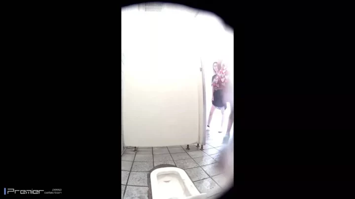 激レア盗撮！ビーチのトイレで無防備な女子大生を激写 のスクリーンショット 1