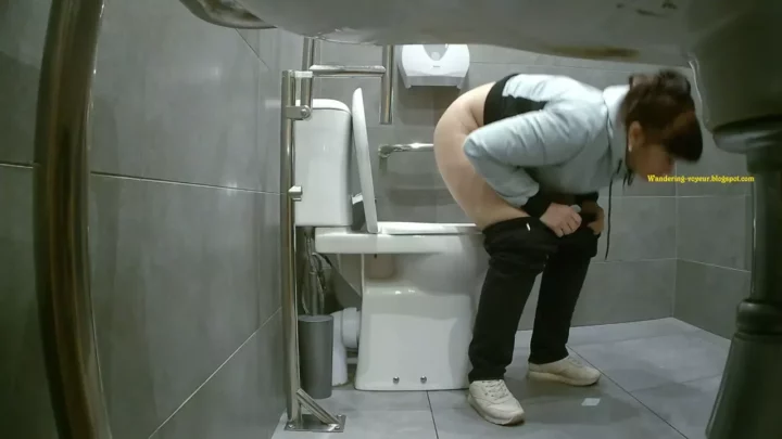 衝撃！ガソリンスタンドのトイレ盗撮「25a」 のスクリーンショット 1