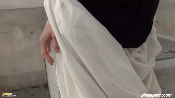 【盗撮】トイレで繰り広げられる美少女のおしっこショー! のスクリーンショット 1