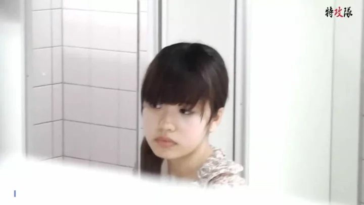 真夏のトイレ盗撮!大胆露出の美女を秘密のカメラが捉えた のスクリーンショット 1