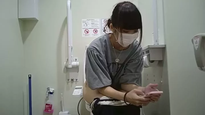 【盗撮】トイレで発見！タンポンを抜く乙女の秘密 のスクリーンショット 1