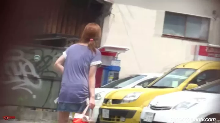 大胆不敵!街中で隠れて放尿する女子たちのスリル のスクリーンショット 1