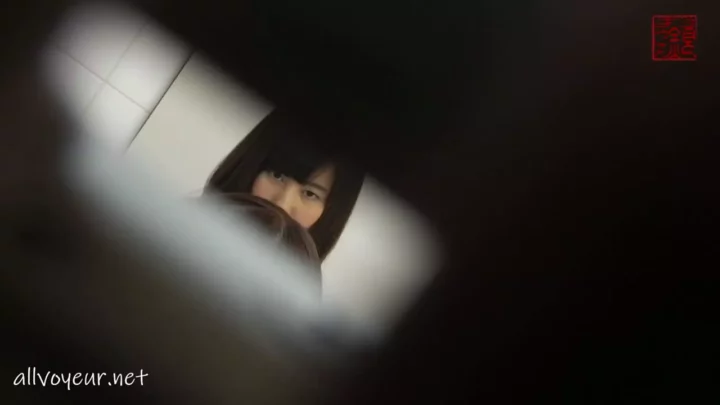 隠し撮り洗面所！開脚ピンク花弁にドッキリ のスクリーンショット 2