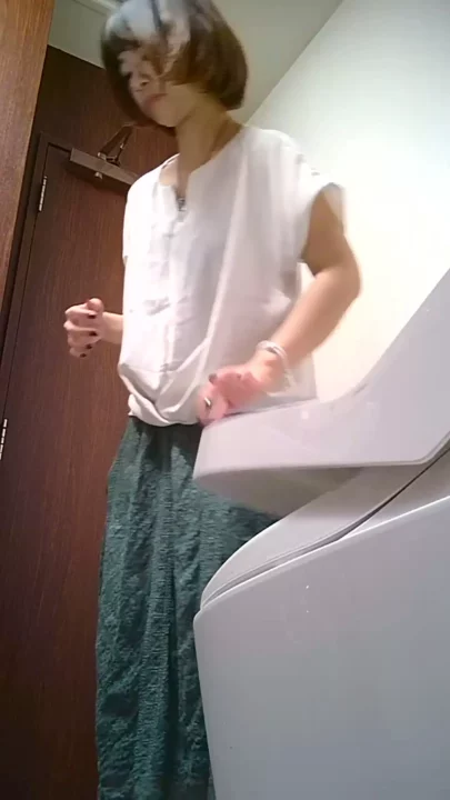 カフェのトイレでまさかの盗撮！？美人店員が用を足す決定的瞬間！ のスクリーンショット 2