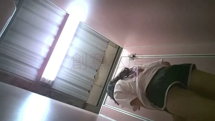 大胆不敵！中国美人のお尻が丸見え、トイレの隠し撮り のスクリーンショット 2