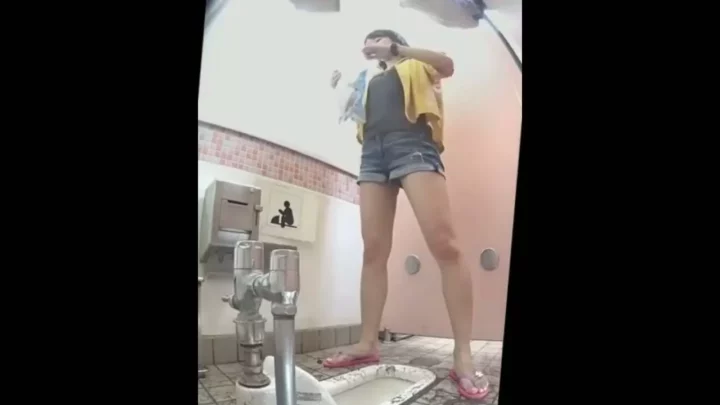 【盗撮】海辺で着替え中の美女を隠し撮り！ のスクリーンショット 2