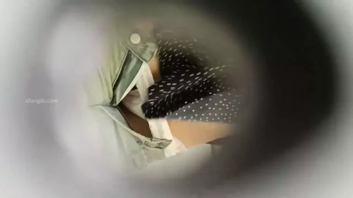 【盗撮】女子トイレに潜入！衝撃の隠し撮り のスクリーンショット 2