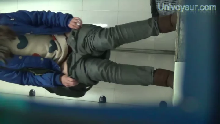 女子大生トイレの秘密…盗撮カメラが捉えた決定的瞬間 のスクリーンショット 2