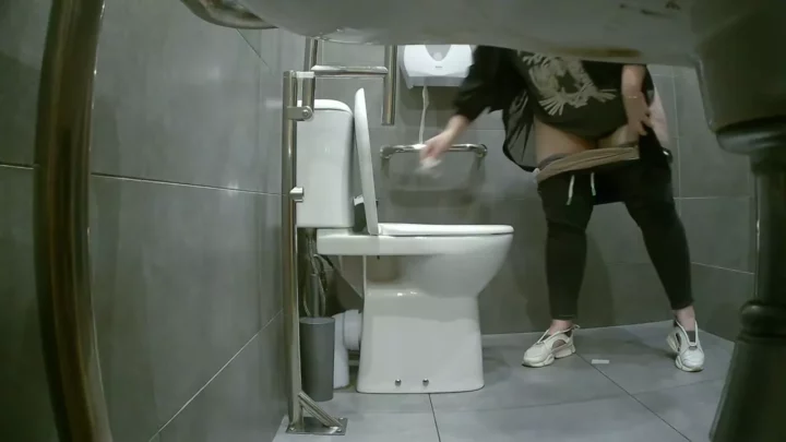 衝撃！ガソリンスタンドのトイレ盗撮「25a」 のスクリーンショット 2