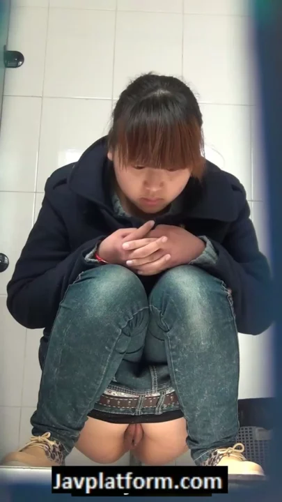 ショッピングモールで盗撮！ 中国人美女のトイレ隠し撮り のスクリーンショット 2