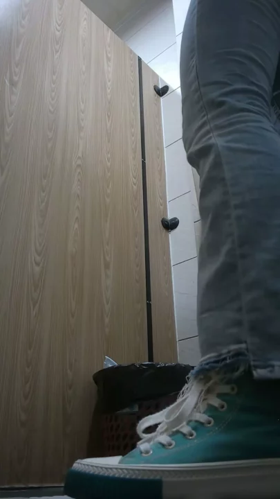 女子トイレ盗撮!大学近くで仕掛けられた罠 のスクリーンショット 2
