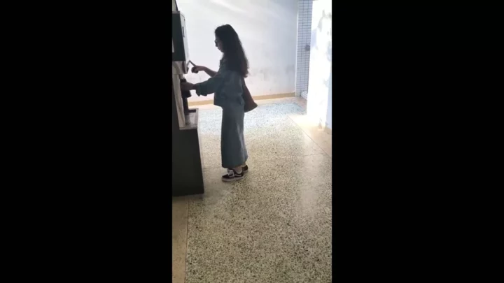 覗き見快感！女子トイレを盗撮、欲望が暴走する瞬間 のスクリーンショット 2