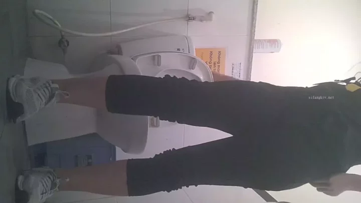 中国の公衆トイレで盗撮！大胆な覗き見映像 のスクリーンショット 11
