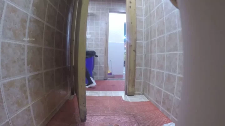 繁華街の焼肉店トイレで…！秘密のイタズラ のスクリーンショット 3