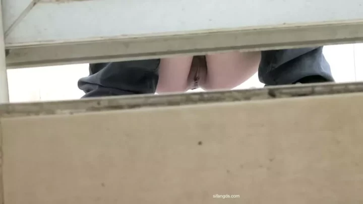 隠し撮り！トイレでクラスメイトを盗撮155連発 のスクリーンショット 7