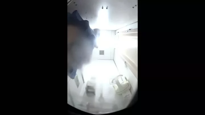 【盗撮】トイレで繰り広げられる密かな行為を激写！ のスクリーンショット 3