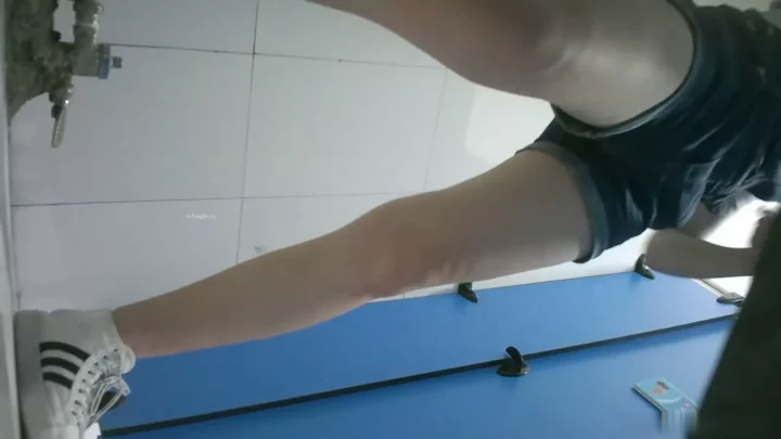 コミコン女子トイレ潜入！盗撮された美少女たち のスクリーンショット 3