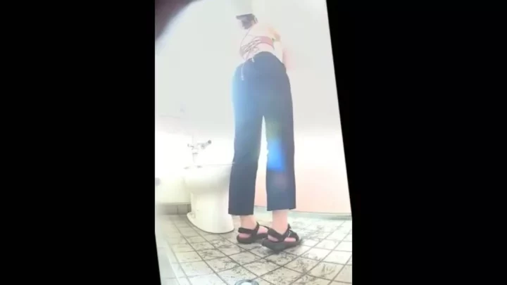 【盗撮】海辺で着替え中の美女を隠し撮り！ のスクリーンショット 3