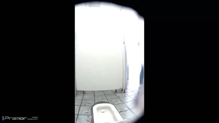激レア盗撮！ビーチのトイレで無防備な女子大生を激写 のスクリーンショット 3