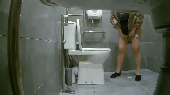 衝撃！ガソリンスタンドのトイレ盗撮「25a」 のスクリーンショット 3