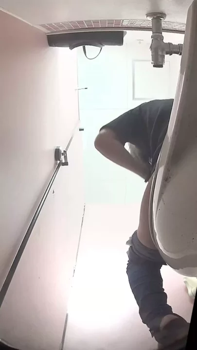 潮風香る密室で…洋式トイレ盗撮〜2アングル〜 のスクリーンショット 3