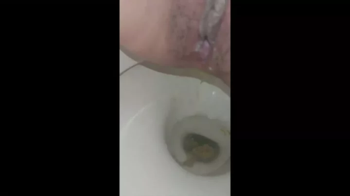 金髪美女のトイレ盗撮！熟女たちの秘められた瞬間 のスクリーンショット 3