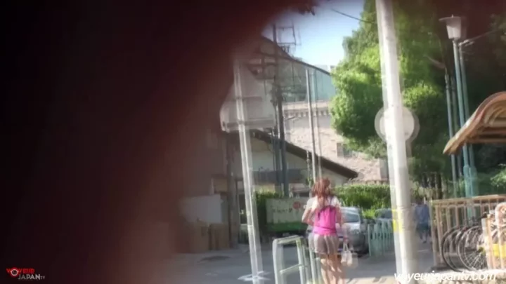 大胆不敵!街中で隠れて放尿する女子たちのスリル のスクリーンショット 3