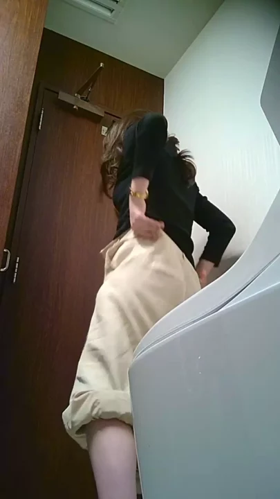 カフェのトイレでまさかの盗撮！？美人店員が用を足す決定的瞬間！ のスクリーンショット 4