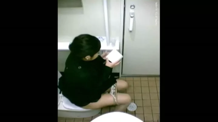 期間限定！隠し撮りトイレの衝撃体験20連発 のスクリーンショット 8