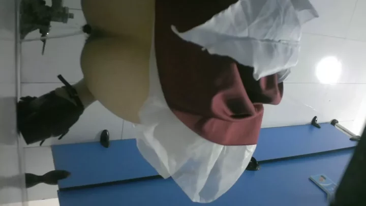コミコン女子トイレ潜入！盗撮された美少女たち のスクリーンショット 4