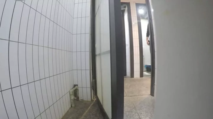 中国の公衆トイレで盗撮！美女のお尻が丸見え のスクリーンショット 4