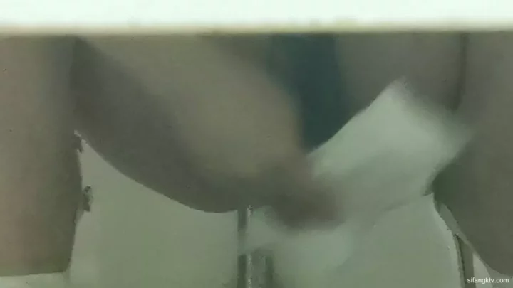 【衝撃】中国の公衆トイレ盗撮映像が流出 のスクリーンショット 4