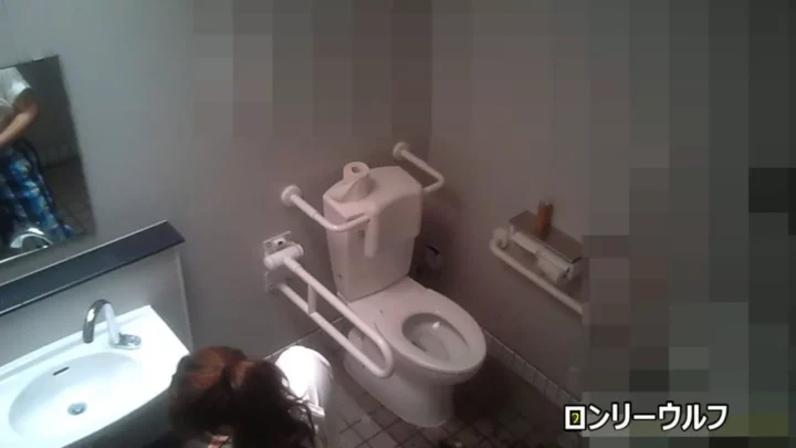 隠しカメラが捉えた！帽子美女のトイレ盗撮 のスクリーンショット 4