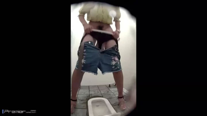 激レア盗撮！ビーチのトイレで無防備な女子大生を激写 のスクリーンショット 4