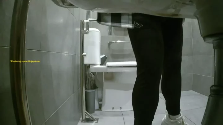 衝撃！ガソリンスタンドのトイレ盗撮「25a」 のスクリーンショット 4
