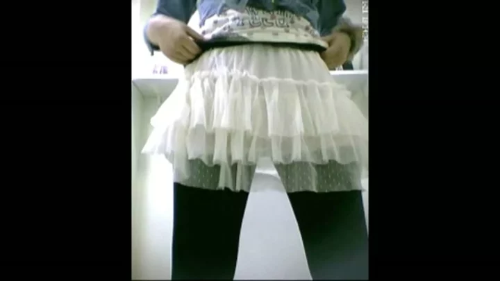 金髪美女のトイレ盗撮！熟女たちの秘められた瞬間 のスクリーンショット 8