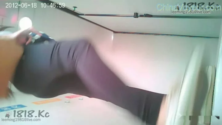 中国の女子高生が魅せる！盗撮されたトイレでの秘密 のスクリーンショット 4