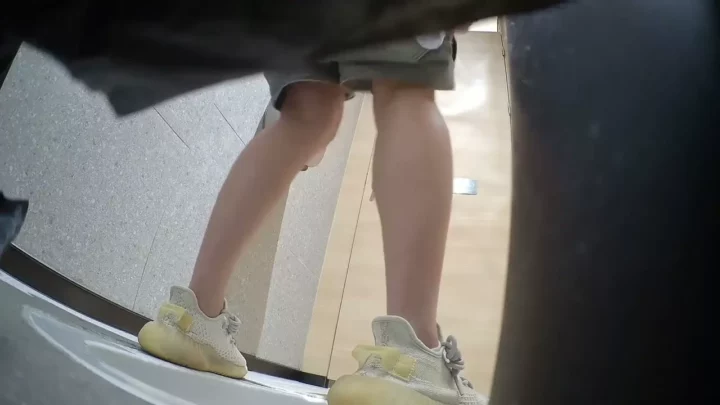 美食街の女子トイレで白帯が溢れる絶頂 のスクリーンショット 1