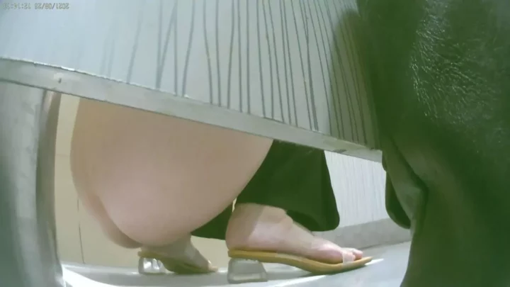 衝撃の盗撮！中国トイレで仕掛けられた隠しカメラの悪夢 のスクリーンショット 1