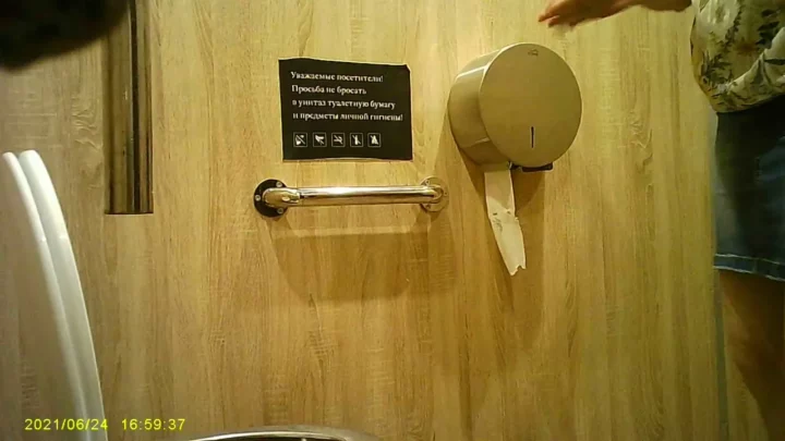 人目も気にせず…公共トイレで白熱の密会！ のスクリーンショット 1