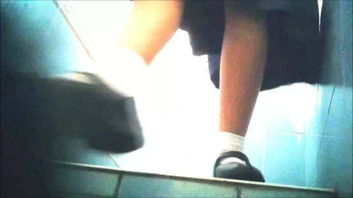 タイの公衆トイレで盗撮！衝撃の隠しカメラ映像 のスクリーンショット 5