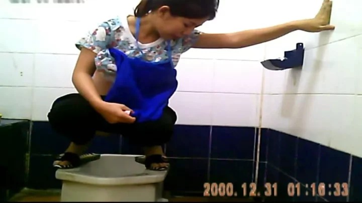 タイの公衆トイレで盗撮！衝撃の隠しカメラ映像 のスクリーンショット 9
