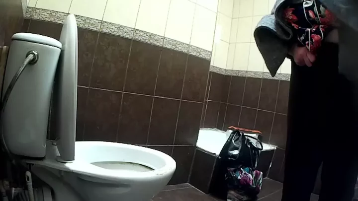人目も気にせず…公衆トイレで大胆うんこ！ のスクリーンショット 1