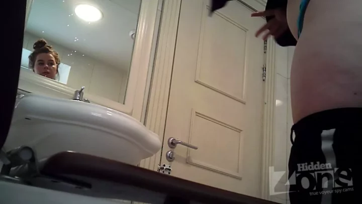 露西亜の秘め事：トイレで捉えた隠し撮り映像 のスクリーンショット 1